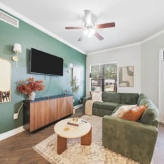 Luxurious 2- bed 2 bath | Sleeps 5 |Pool | Gym| DT