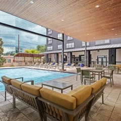1BR / Sleeps 3 - Luxury Pool, Mall, Parking