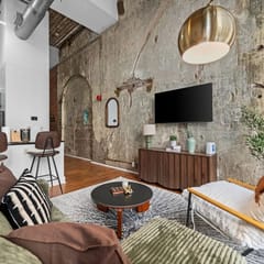 Chic loft w/ gym & rooftop firepit near downtown