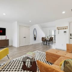 Sleeps 5 ~ Near American Airlines Center + the Medical District + Downtown/Uptown