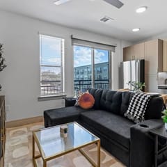 Stylish 1 King BR suite Domain Mall, Gym, Pool & Parking