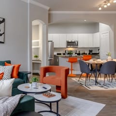 Sleeps 5 | Downtown & Sport Stadiums Nearby | Pool + Gym + Free Parking