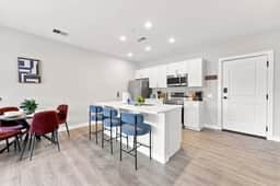 Luxe 1BR stay in Columbus with Rooftop & Gym - Image 2