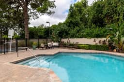 Bright 2BR Tampa Retreat • Near Bay & Downtown - Image 2