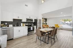 Sleeps 5 ~ Near American Airlines Center + the Medical District + Downtown/Uptown - Image 2