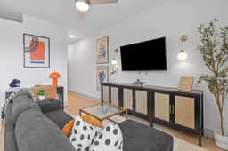 Stylish 1 King BR suite Domain Mall, Gym, Pool & Parking - Image 2