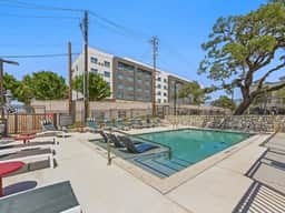 1Br/1BA Luxury Retreat Pool+Gym Mins to Stadium - Image 4