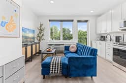 Urban 1BD Escape mins to DT w Gym, Wifi & Balcony - Image 2