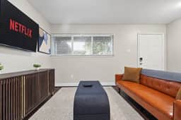 Stylish & Relaxing - W/ Workspace - Fast wifi - Image 2