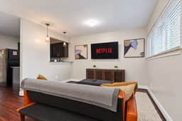 Stylish & Relaxing - W/ Workspace - Fast wifi - Image 5