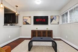 Stylish & Relaxing - W/ Workspace - Fast wifi - Image 4