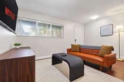 Stylish & Relaxing - W/ Workspace - Fast wifi - Image 3