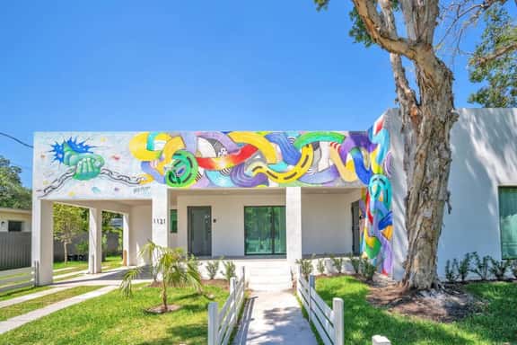 3BR/2BA|Vivid Vibe Villa|Gated Driveway & Backyard - Image 1