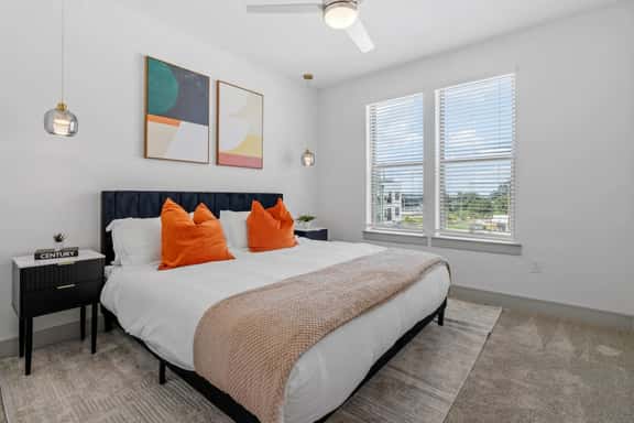 Luxury King 1BD suite w Pool/Gym/Office & Parking - Image 1