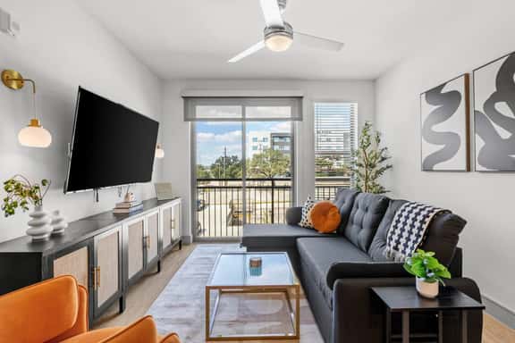 King 1 BD 1BA Suite w Pool/Gym/Parking & Office! - Image 1