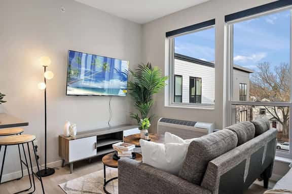1 Bed w/Gym by Historic Riverfront District! - Image 1