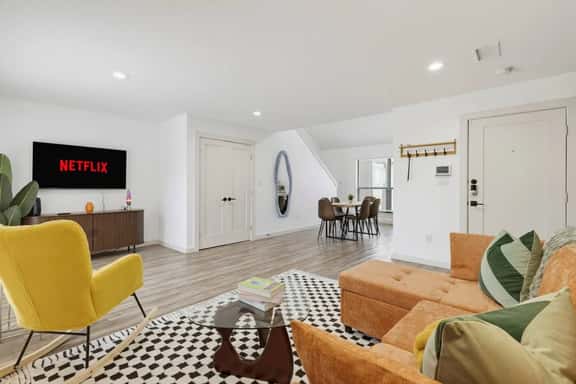 Sleeps 5 ~ Near American Airlines Center + the Medical District + Downtown/Uptown - Image 1