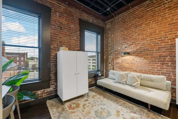 1BR Heart of D/T, near Aquarium, Whisky Distillery - Image 1
