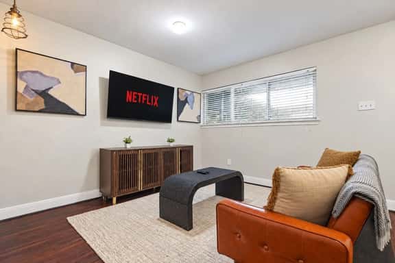 Stylish & Relaxing - W/ Workspace - Fast wifi - Image 1