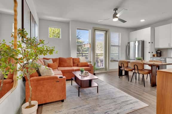 1Br nr Downtown/MedCtr FreePrKg/FastWiFi/Pool/Gym - Image 1