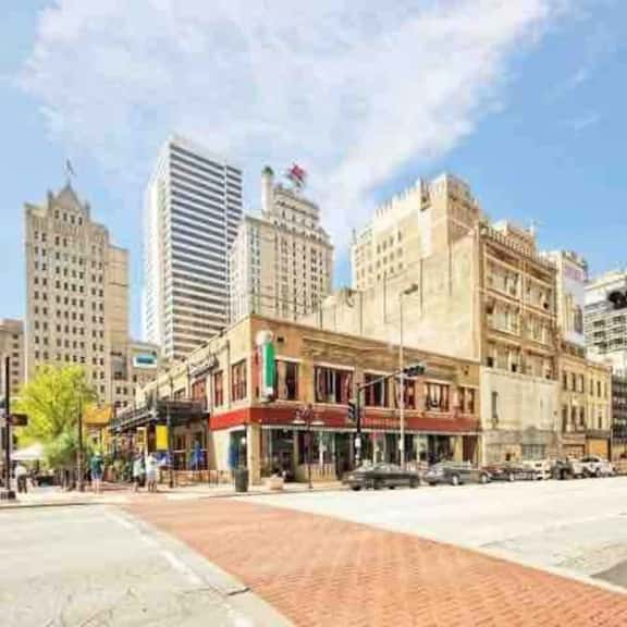 2bed•2bath Heart of Downtown w/Panoramic Views - Image 1