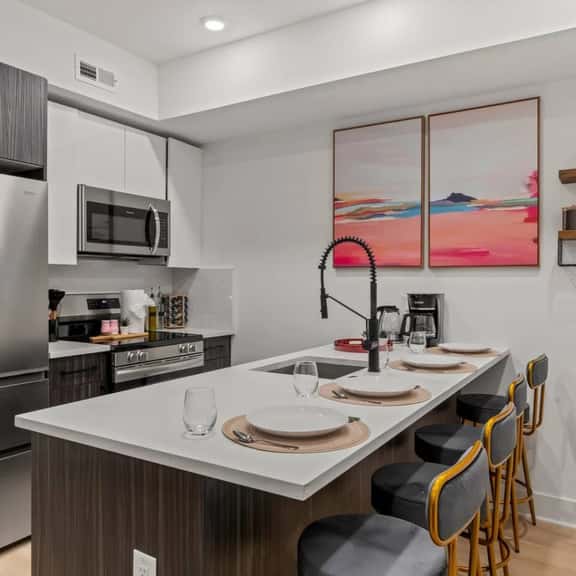 Chic Getaway Near Attractions - Image 1