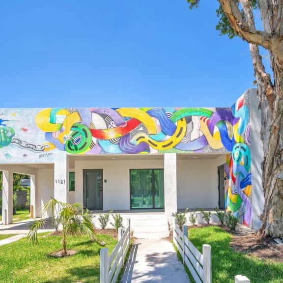 3BR/2BA|Vivid Vibe Villa|Gated Driveway & Backyard - Image 1