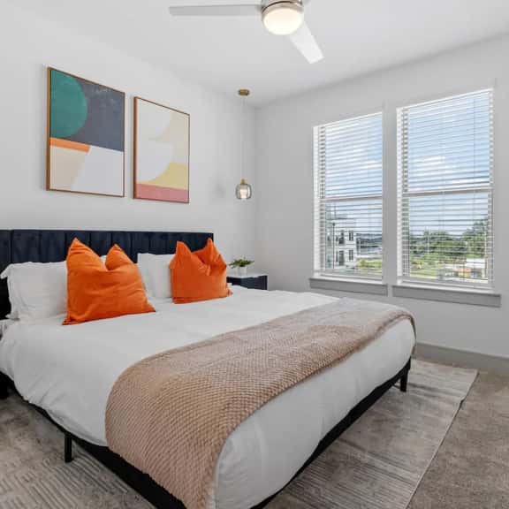 Luxury King 1BD suite w Pool/Gym/Office & Parking - Image 1