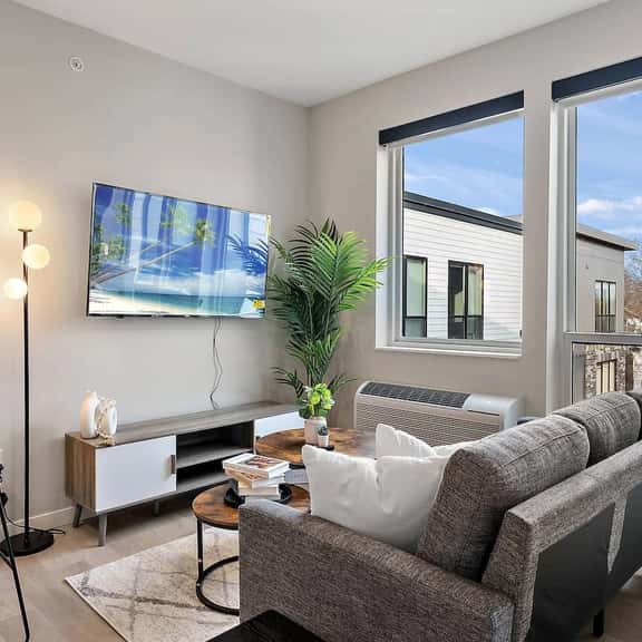 1 Bed w/Gym by Historic Riverfront District! - Image 1