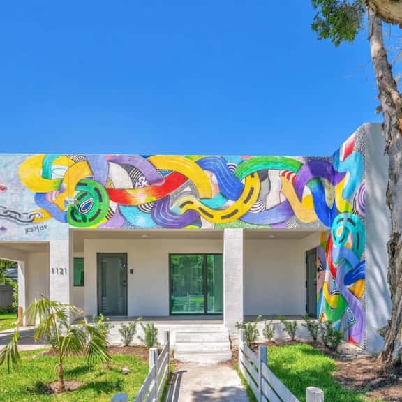 3BR/2BA| Artarian Villa| Gated Driveway & Backyard - Image 1
