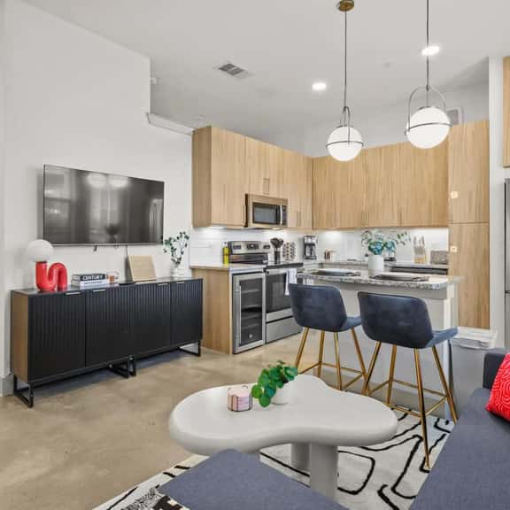 King 1BR/1BA | Pool+ Parking | 5 min to Galleria - Image 1