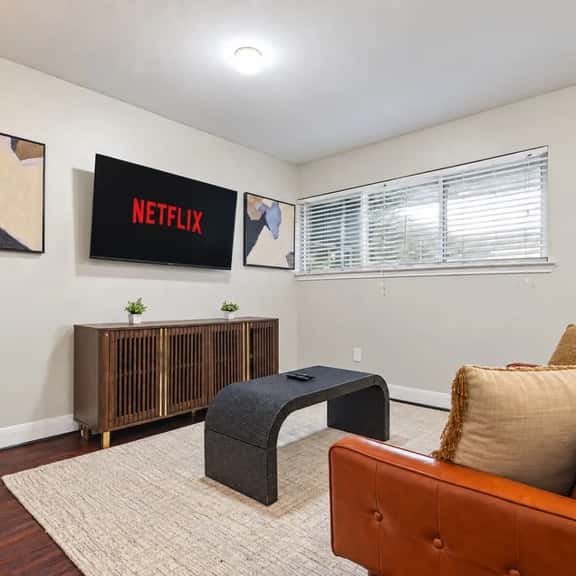 Stylish & Relaxing - W/ Workspace - Fast wifi - Image 1