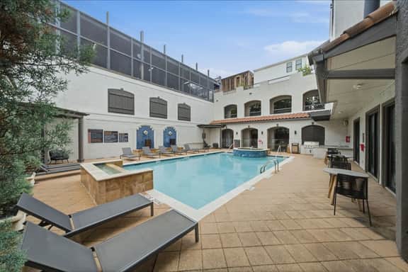 Luxuries 1-bed 1-bath| Sleeps 2 | Pool/Gym/Parking - Image 2