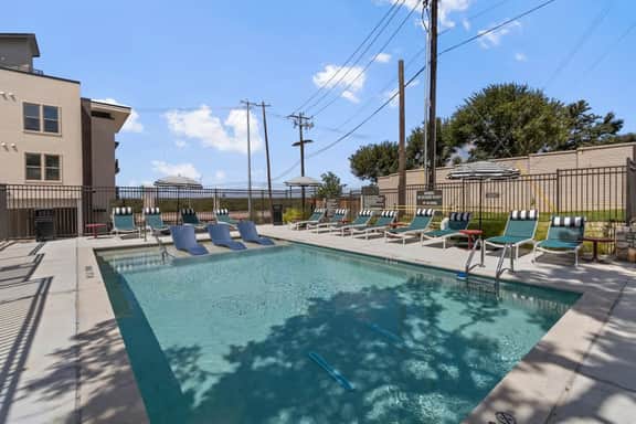 Luxury King 1BD suite w Pool/Gym/Office & Parking - Image 4