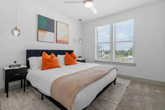 King 1 BD 1BA Suite w Pool/Gym/Parking & Office! - Image 2