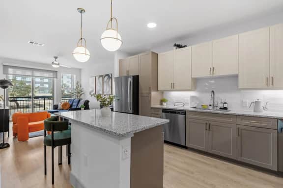 King 1 BD 1BA Suite w Pool/Gym/Parking & Office! - Image 3
