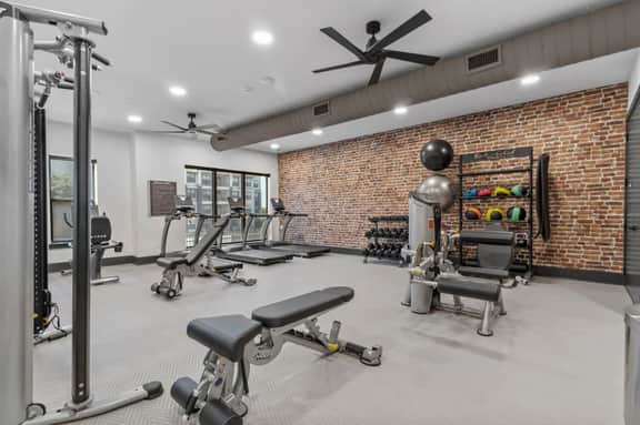 1Bed 1Bath Pool + Gym | Near Domain Mall + Airport - Image 5