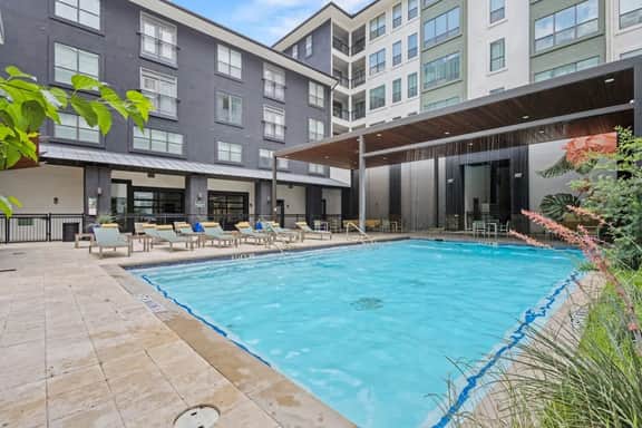 1BR / Sleeps 3 - Luxury Pool, Mall, Parking - Image 4