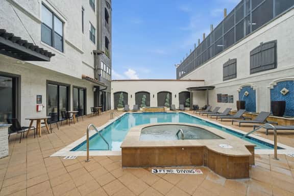 Sleeps 5 | Downtown & Sport Stadiums Nearby | Pool + Gym + Free Parking - Image 3