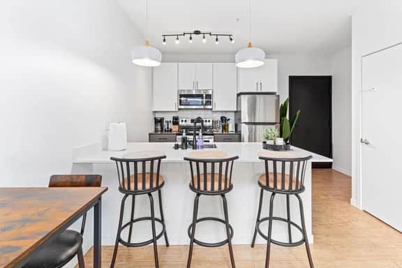 Sleek & Urban 1 Bed 1 Bath with Gym, Wi-fi & Patio - Image 3