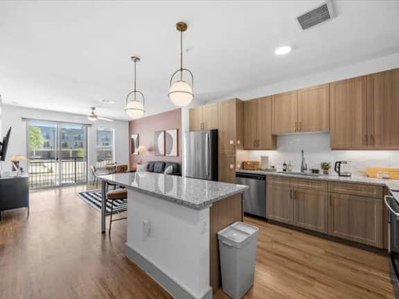 1Br/1BA Luxury Retreat Pool+Gym Mins to Stadium - Image 5