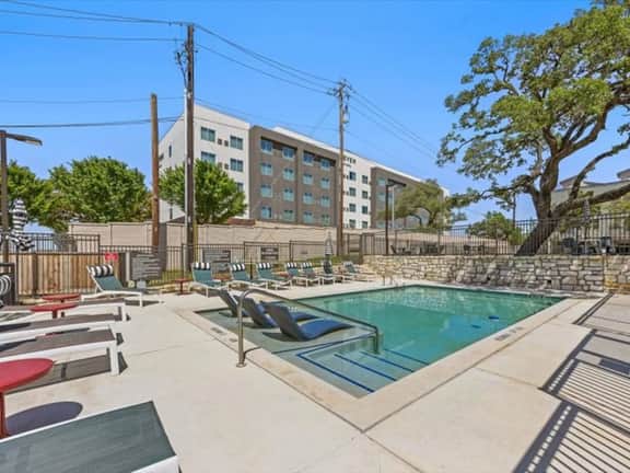 1Br/1BA Luxury Retreat Pool+Gym Mins to Stadium - Image 4