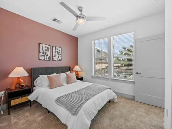 1Br/1BA Luxury Retreat Pool+Gym Mins to Stadium - Image 3