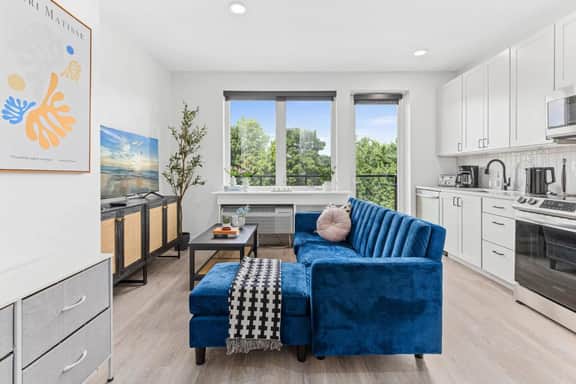 Urban 1BD Escape mins to DT w Gym, Wifi & Balcony - Image 2