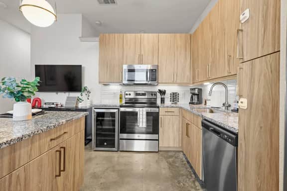 King 1BR/1BA | Pool+ Parking | 5 min to Galleria - Image 3
