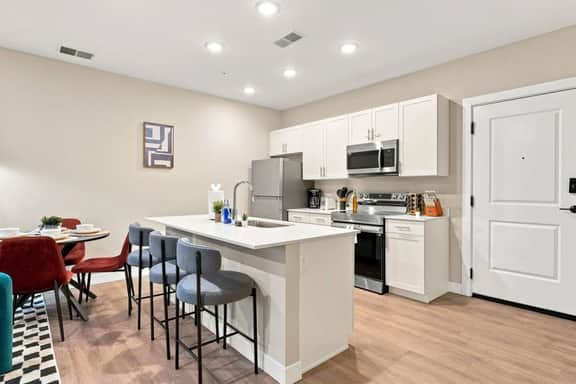 Modern 1BR Apt with Balcony, Gym and Free Parking - Image 3