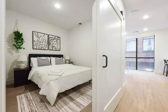 Cozy 1BR/1BA + Gym Near UPMC & Carnegie Mellon - Image 2