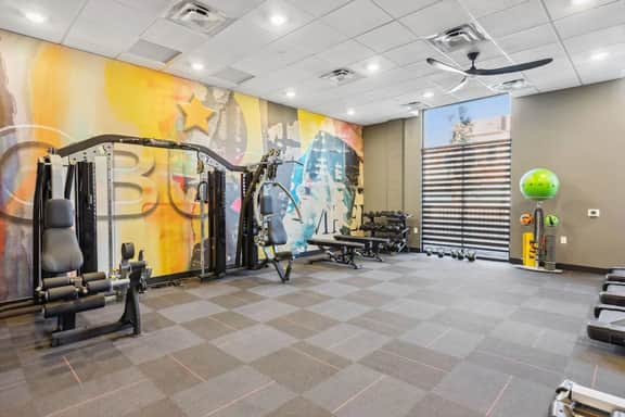 Stylish 1BR with rooftop access near Franklin Park - Image 5