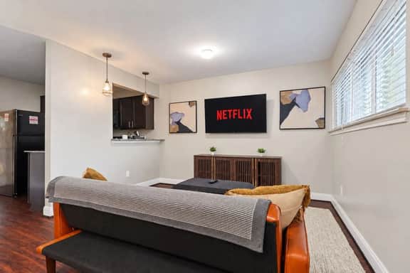 Stylish & Relaxing - W/ Workspace - Fast wifi - Image 5