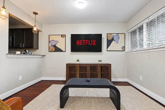 Stylish & Relaxing - W/ Workspace - Fast wifi - Image 4